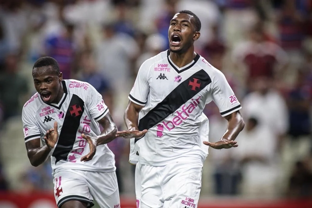 Jogadores do Vasco comemorando gol no Brasileirão 2025