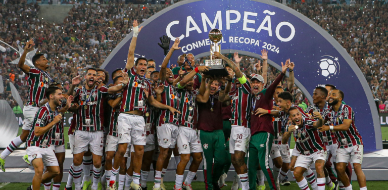 Elenco do Fluminense ergue a taça de vencedor da Recopa Sul-Americana de 2024