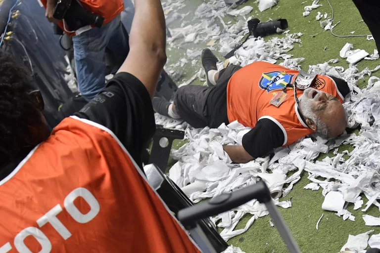 Fotógrafo Nuremberg José Maria é atingido por bomba atirada pela torcida do Atlético-MG na final da Copa do Brasil e vai para hospital