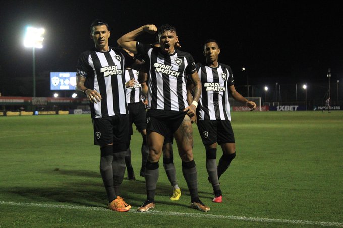 Botafogo marca dois gols no segundo tempo e vence o Bangu