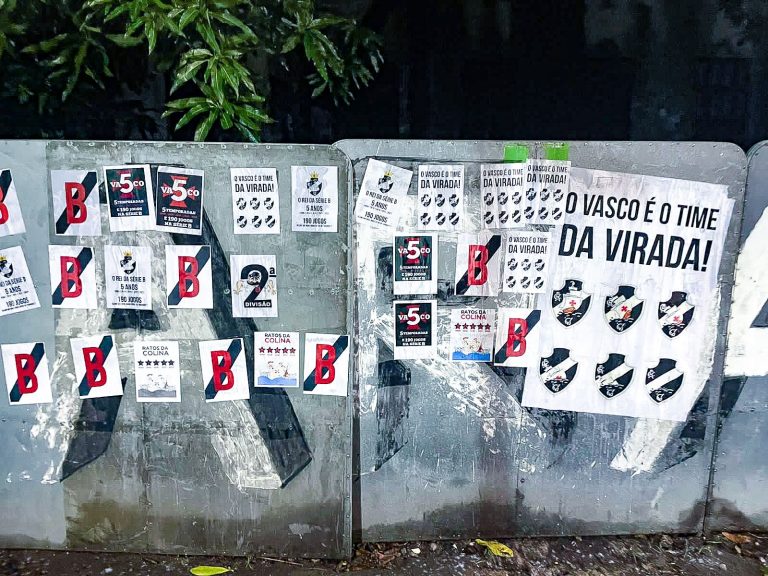 Torcida do Fluminense provoca Vasco com faixas e adesivos no entorno do Maracanã