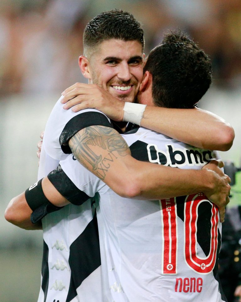 Com dois a mais, Vasco bate Botafogo no Maracanã