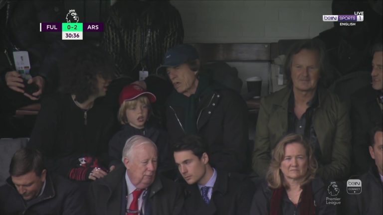 Com fama de pé-frio, Mick Jagger assiste jogo entre Arsenal e Fulham. Foto: Reprodução/Twitter