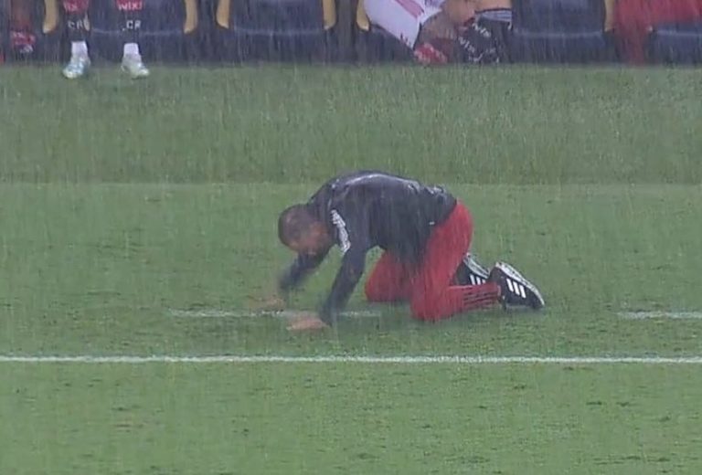 Torcedores pedem demissão de Vítor Pereira após derrota do Flamengo