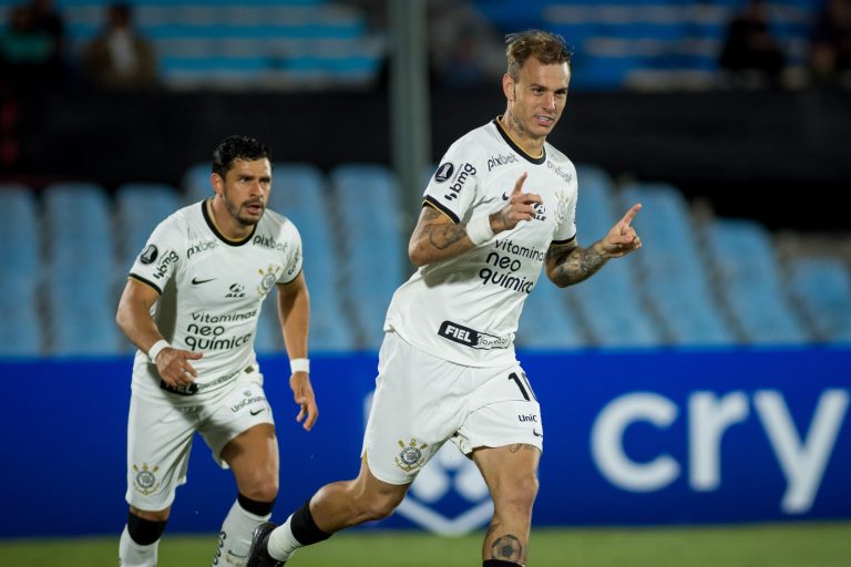 Roger Guedes marca duas vezes e Corinthians vence na estreia da Libertadores