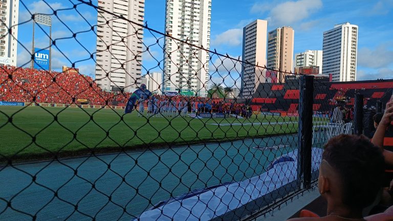 Sport retirou vidro da área para PCDs na Ilha do Retiro. Foto: Reprodução/Twitter/Jefferson Lopes