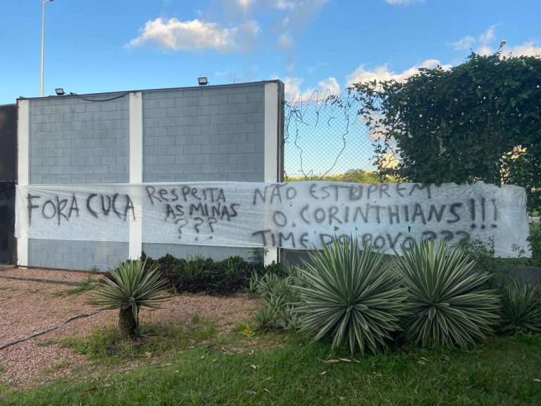 Torcida do Corinthians protesta contra chegada de Cuca