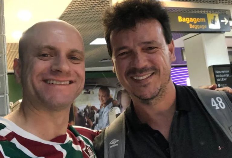 Técnico Fernando Diniz surpreende torcedor do Fluminense no aeroporto. Foto: Arquivo Pessoal