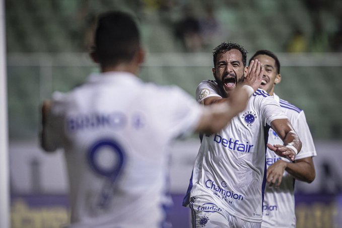 Após polêmica em cobrança de pênalti, Henrique Dourado e Bruno Rodrigues ganham ‘camiseta da união’ do Cruzeiro