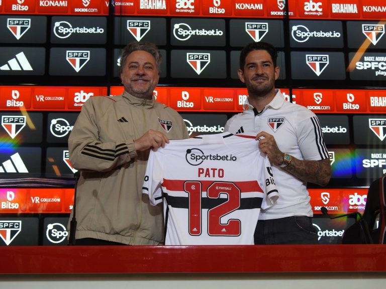 Pato recebe a camisa de Júlio Casares, presidente do São Paulo - Foto: Reprodução / São Paulo FC