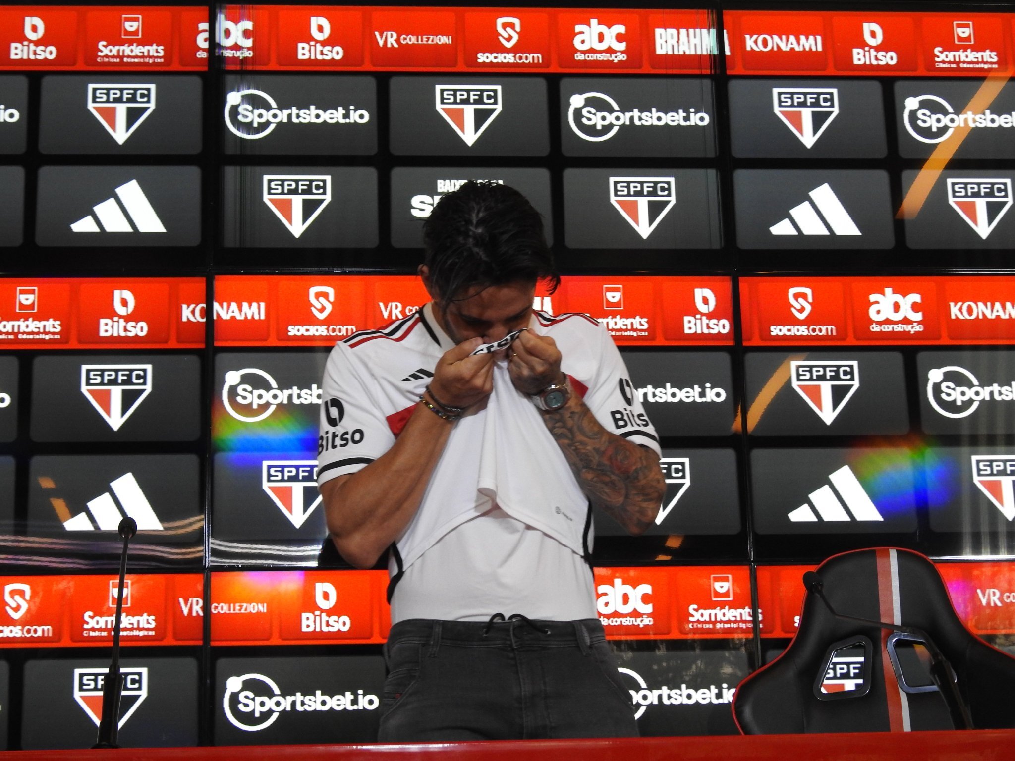 Apresentado no São Paulo, Pato quebra protocolo antes de vestir a