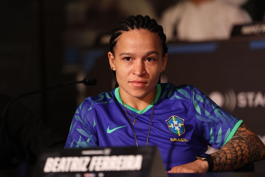 La subcampeona olímpica Bia Ferreira presume la belleza de la nueva camiseta de la selección brasileña femenina