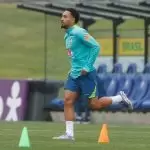 Vitinho, lateral do Botafogo, com a camisa da Seleção Brasileira
