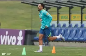 Vitinho, lateral do Botafogo, com a camisa da Seleção Brasileira