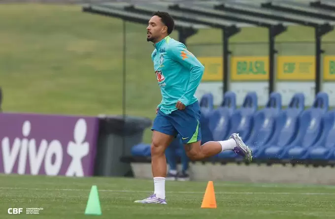 Vitinho, lateral do Botafogo, com a camisa da Seleção Brasileira