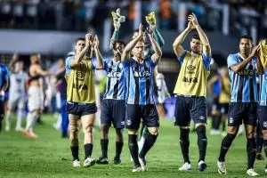 Time do Grêmio na Vila Belmiro