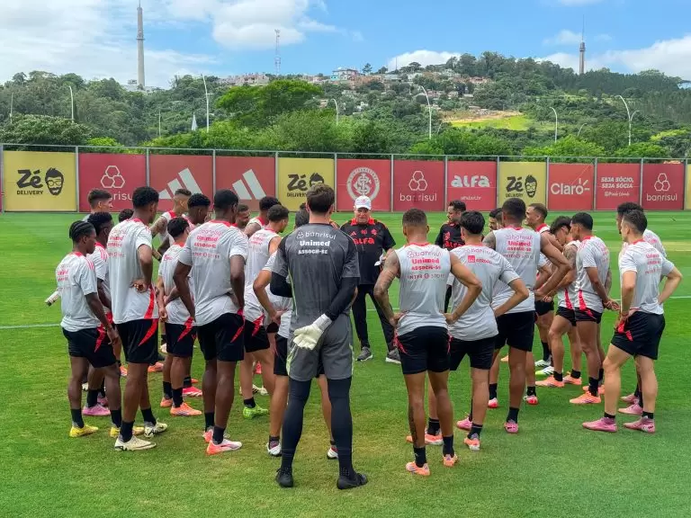Abel Braga comandando treino antes do duelo com o São Paulo