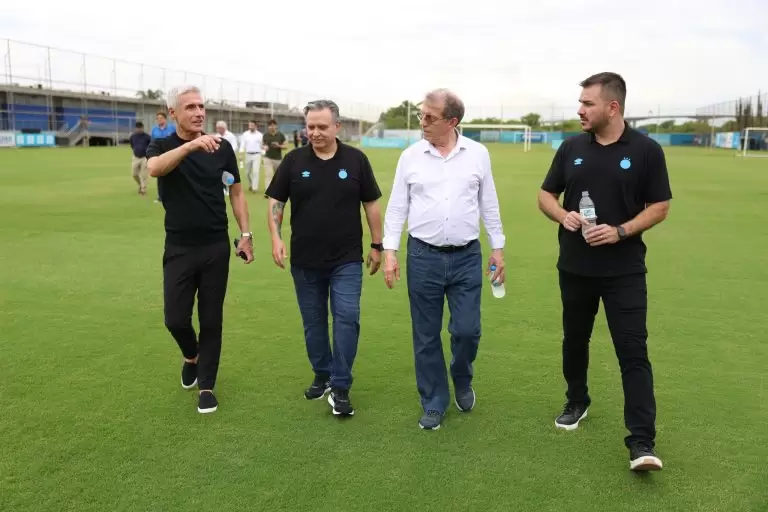Luís Castro visita o CT do Grêmio