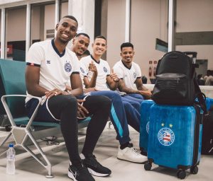 Jogadores do Bahia em aeroporto.