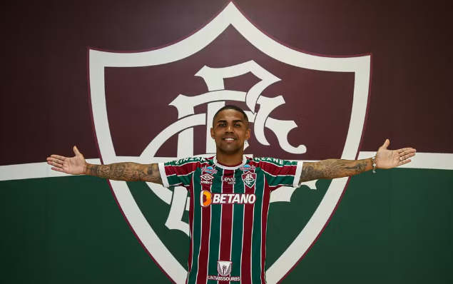 Douglas Costa com a camisa do Fluminense