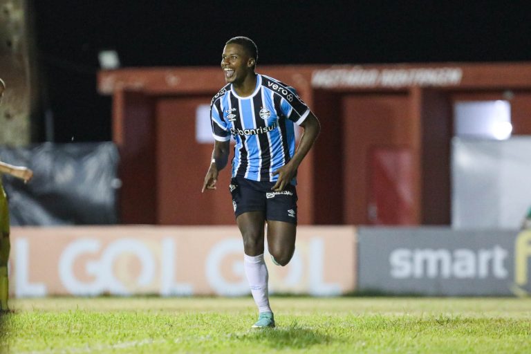 Jardiel comemora com a camisa do Grêmio