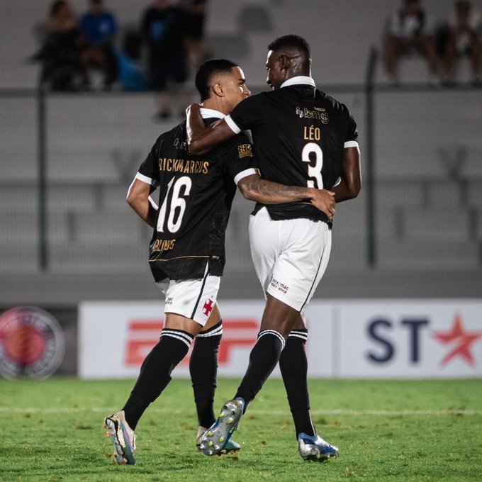 Léo e Erick Marcus comemoram gol do Vasco