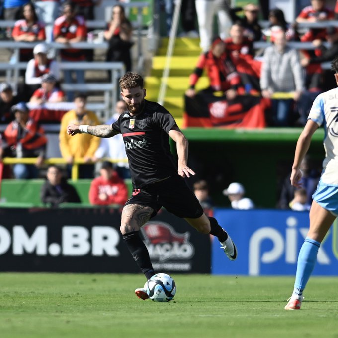 Léo Pereira do Flamengo contra o Philadelphia Union