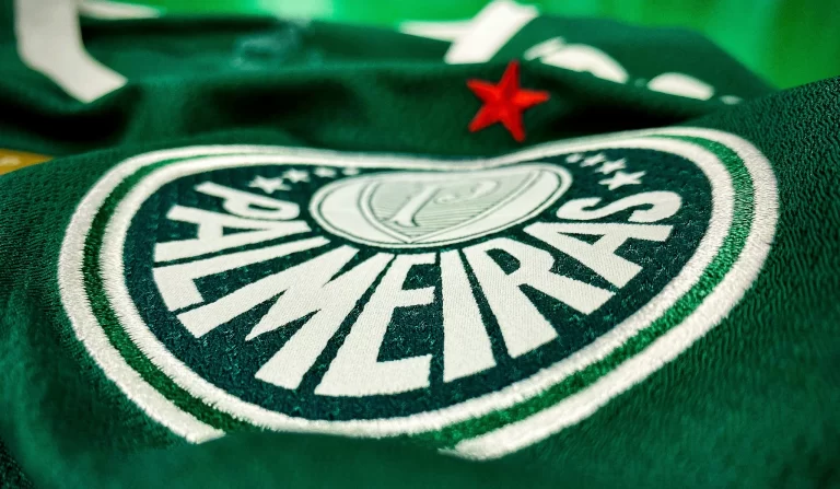 Escudo do Palmeiras na camisa. Foto: Reprodução/SE Palmeiras