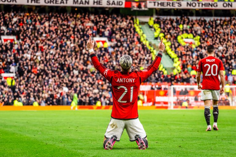 Antony comemora o gol marcado pelo Liverpool, em Old Trafford