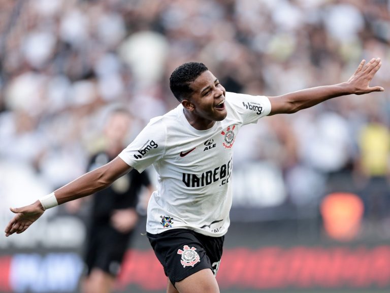 Wesley comemora um dos gols marcados contra o Fluminense