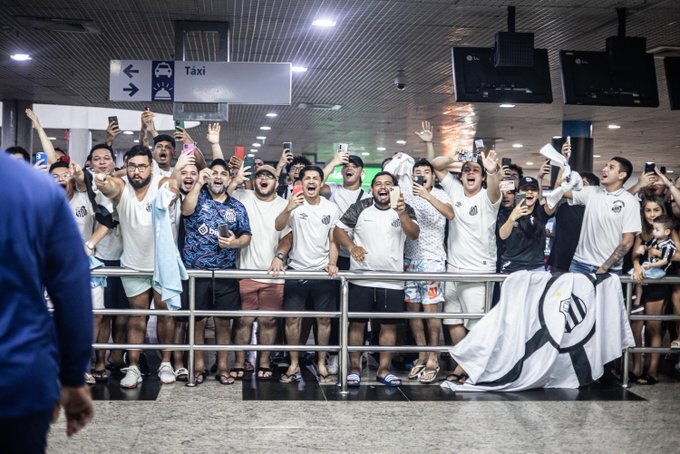 Torcida do Santos recebeu time no aeroporto em Manaus