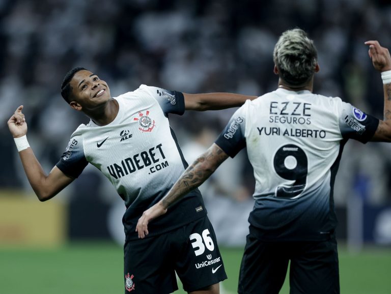 Jogadores do Corinthians comemoram gol contra o Argentinos Juniors