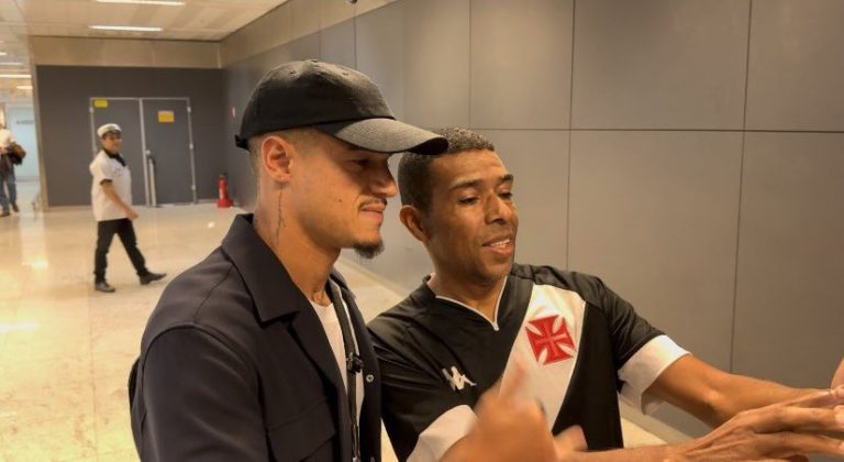 Coutinho tira foto com torcedor do Vasco. (Foto: Reprodução)