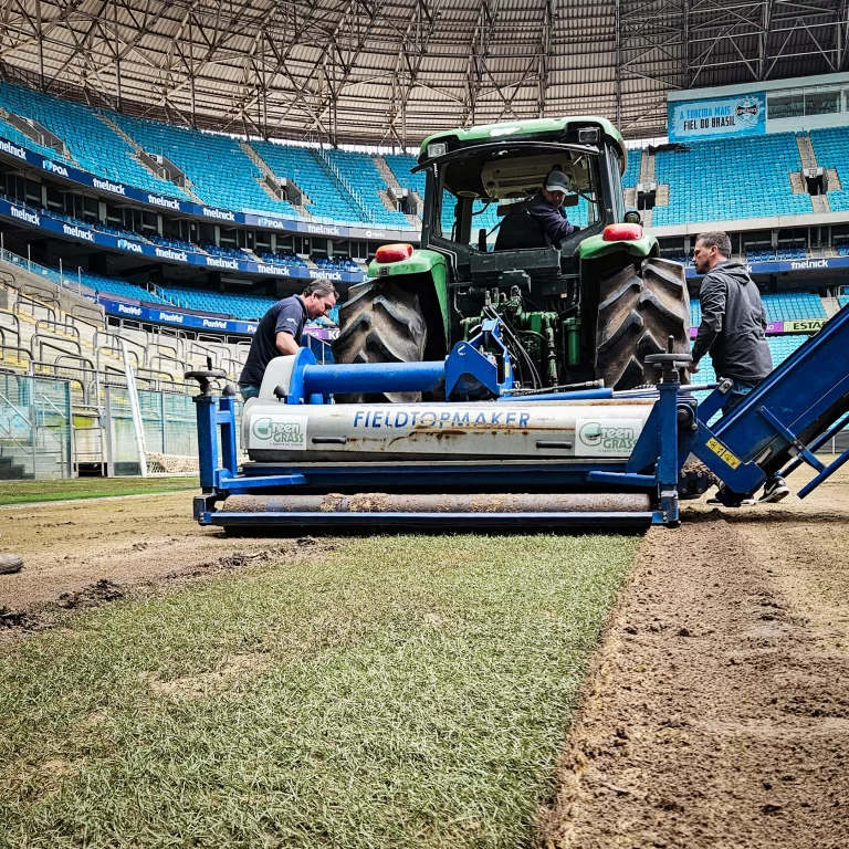 Troca do gramado na Arena do Grêmio