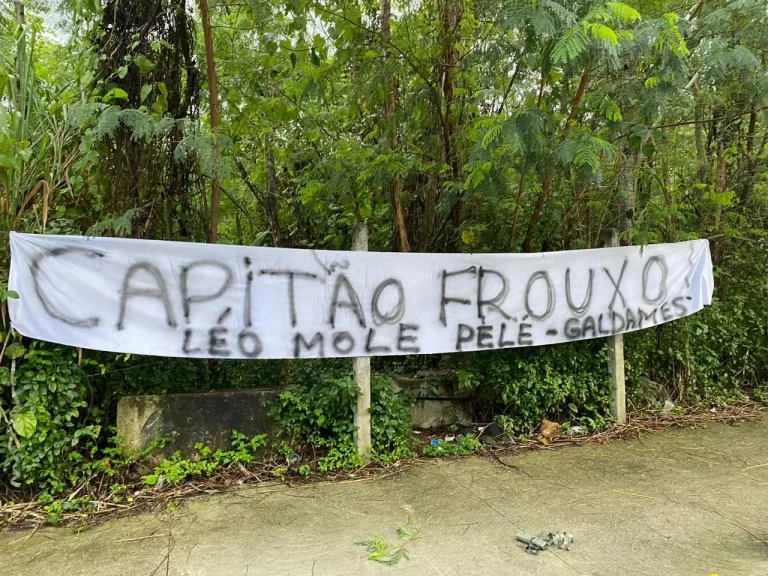 Torcedores do Vasco protestam em frente ao CT