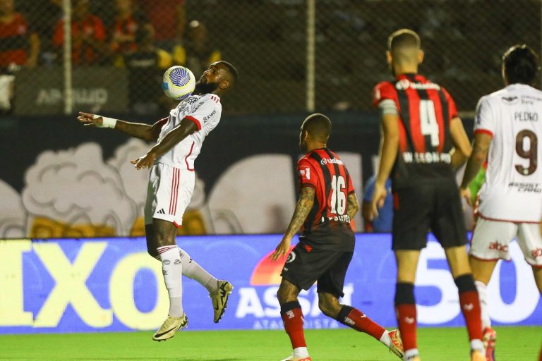 Vitória e Flamengo, em campo pelo Campeonato Brasileiro