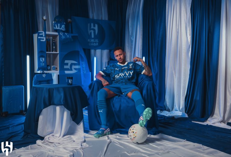 Neymar com novo uniforme do Al-Hilal