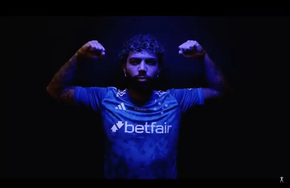 Gabigol posa com a camisa do Cruzeiro