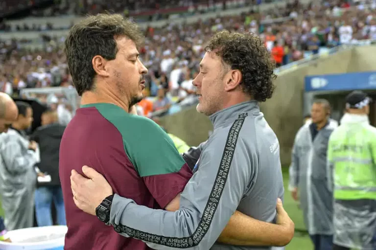 Gabriel Milito e Fernando Diniz confraternizam em Fluminense x Argentinos Juniors pela Copa Libertadores.