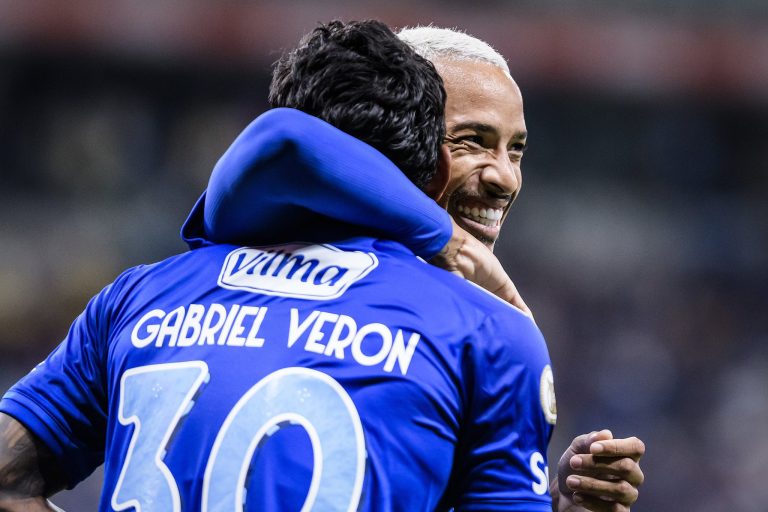 Gabriel Veron e Matheus Pereira comemoram gol do Cruzeiro sobre o Athletico