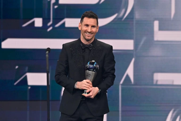 Lionel Messi com o prêmio Fifa The Best de 2022 em mãos (Foto: AFP)