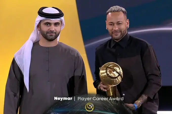 Neymar recebe prêmio por carreira premiada