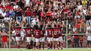 Jogadores da equipe Sub-20 do Flamengo saúdam a torcida