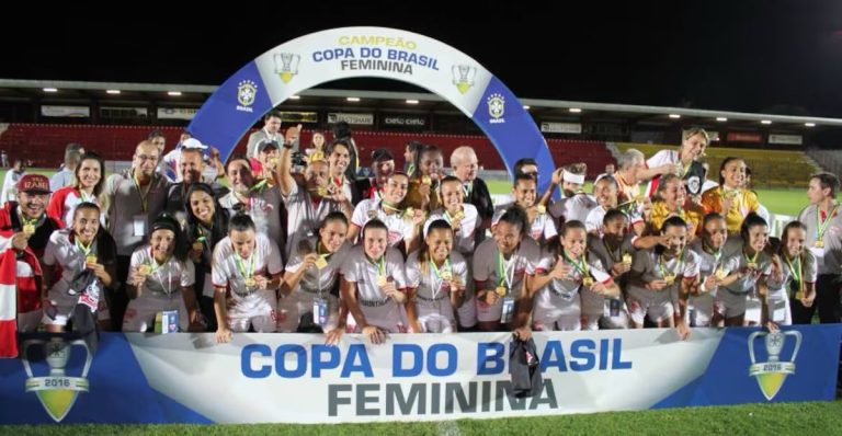 Sob comando do técnico Arthur Elias, equipe do Corinthians posam para foto durante a Copa do Brasil Feminina, em 2016