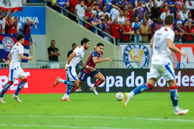 Gilberto em ação de ataque contra o Fortaleza pela Copa do Nordeste