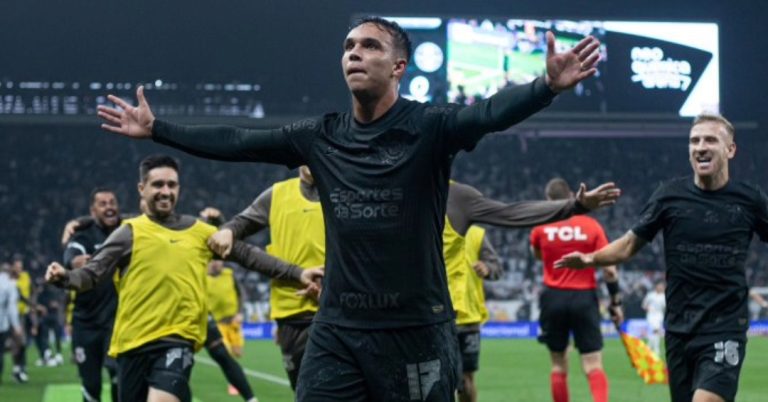 Giovane em ação pelo Corinthians em jogo contra o Grêmio