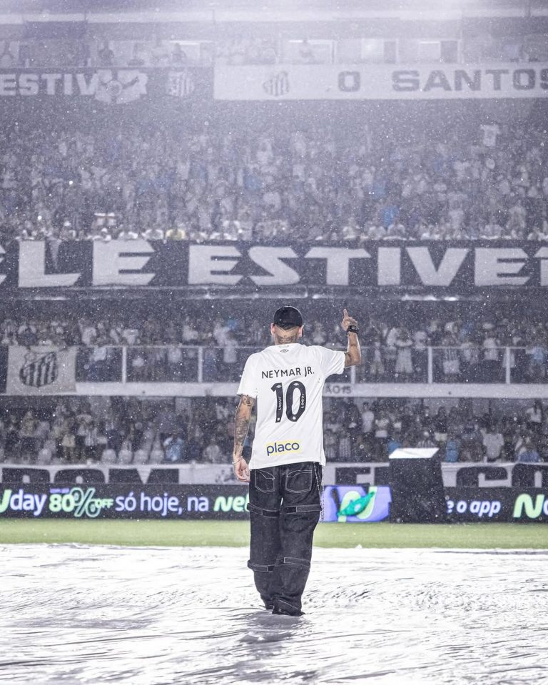 Neymar voltou ao Santos