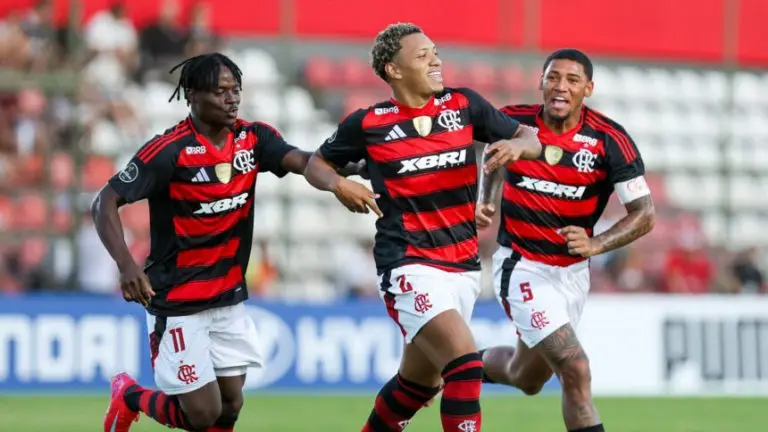 Atletas do Flamengo Sub-20 correm em campo