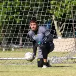 Goleiro Jorge segura a bola sob a trave do gol