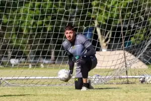 Goleiro Jorge segura a bola sob a trave do gol